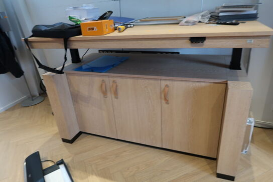 El. hæve/sænke skrivebord BICO med skabsarrangement m.m.