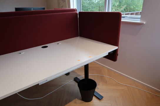 El. hæve/sænke skrivebord uden indhold med afskærmning samt skuffemodul