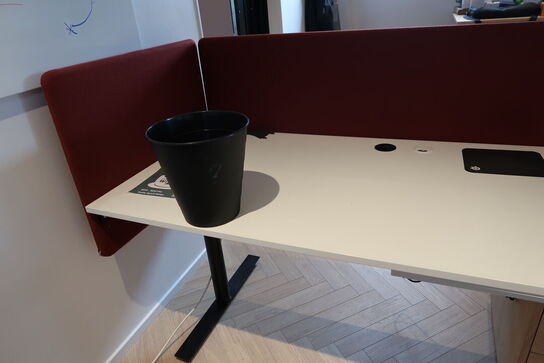 El. hæve/sænke skrivebord uden indhold med afskærmning samt skuffemodul