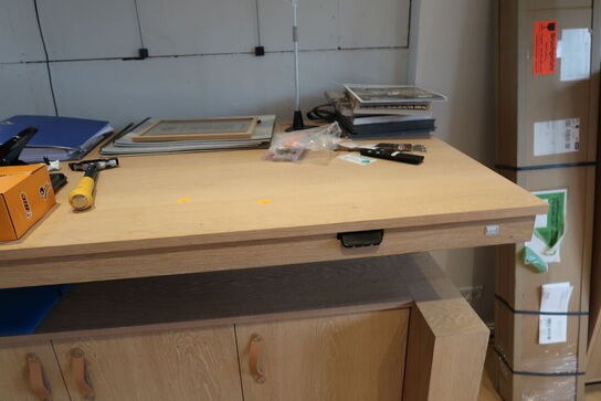 El. hæve/sænke skrivebord BICO med skabsarrangement m.m.