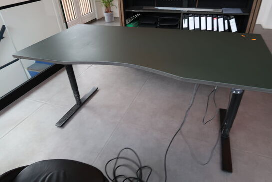 El. hæve/sænke skrivebord samt skuffemodul og whiteboard