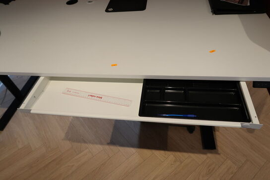 El. hæve/sænke skrivebord uden indhold med afskærmning samt skuffemodul