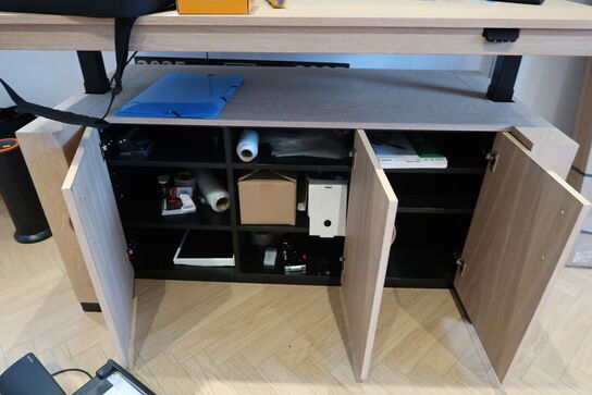 El. hæve/sænke skrivebord BICO med skabsarrangement m.m.