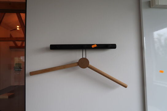 Knagerække samt whiteboard