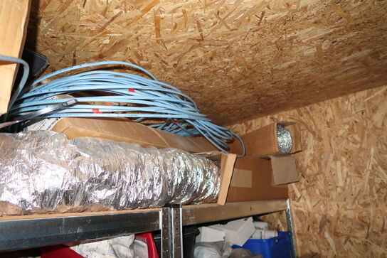 4 stk. lagerreoler med div. Varelager og værktøj