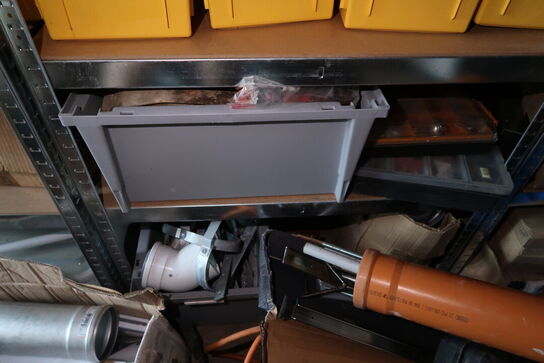 4 stk. lagerreoler med div. Varelager og værktøj