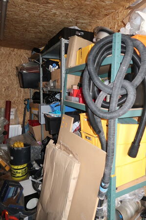 3 stk. lagerreoler med div. Varelager og værktøj