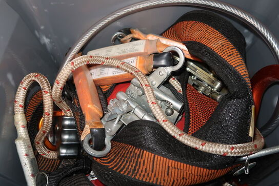 Div. Støvsugerposer NILFISK, samt faldsikringsudstyr m.m.