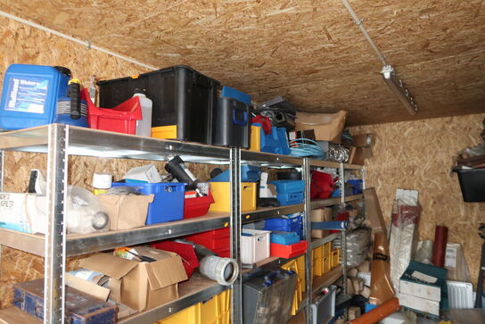 4 stk. lagerreoler med div. Varelager og værktøj