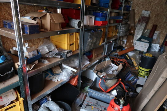 4 stk. lagerreoler med div. Varelager og værktøj