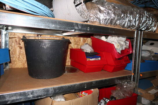 4 stk. lagerreoler med div. Varelager og værktøj