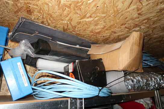 4 stk. lagerreoler med div. Varelager og værktøj