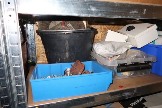 4 stk. lagerreoler med div. Varelager og værktøj