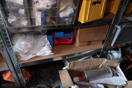 4 stk. lagerreoler med div. Varelager og værktøj