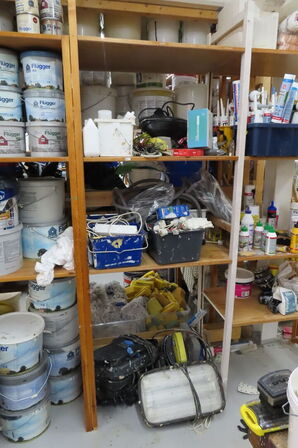 Indhold på 1 fag af diverse ledninger + 6 stk. arbejdslamper 