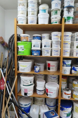 1 fag af diverse maling mv.