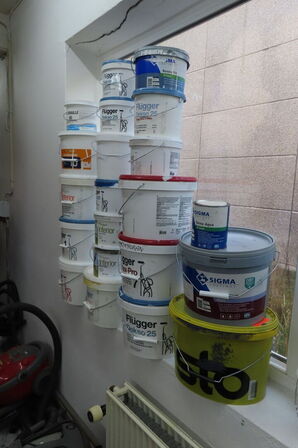 Indhold i vindue af diverse maling mv.