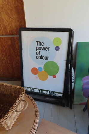 Indhold i hjørne af diverse stole, malerier mv.