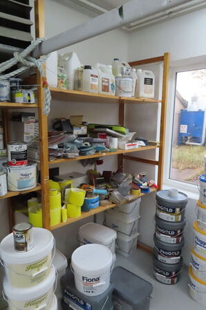 Indhold på 3 hylder af diverse slibeark mv.