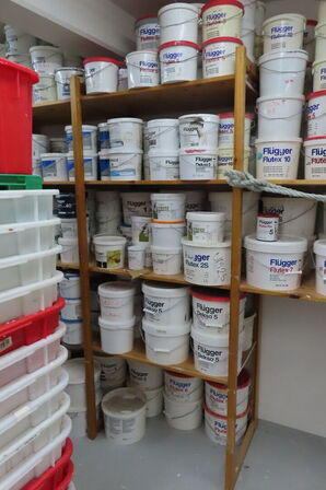 1 fag af diverse maling mv.