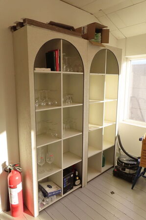 Reol med indhold af diverse glas