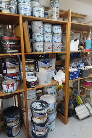 1 fag af diverse maling mv. 