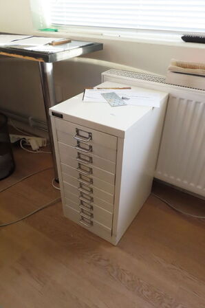 3 stk. Skriveborde + 2 stk. kontorstole 