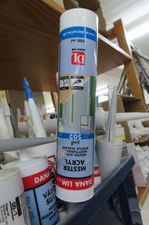 Indhold på 1 fag af diverse fugemasser mv. 