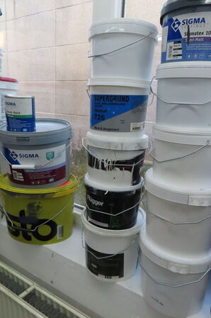 Indhold i vindue af diverse maling mv.