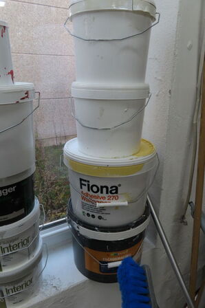 Indhold i vindue af diverse maling mv.