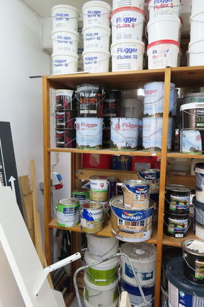 1 fag af diverse maling mv. 