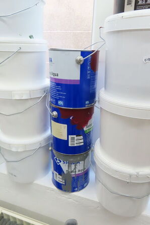 Indhold i vindue af diverse maling mv.