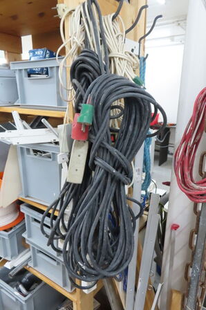 Indhold i  reol af diverse beslag, skruer mv. 