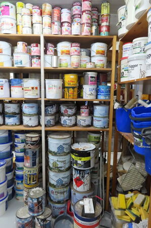 1 fag af diverse olier, maling mv.