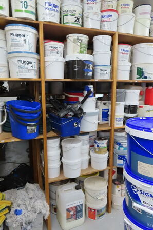 1 fag af diverse maling, træbeskyttelse mv.