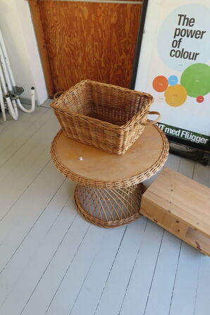 Indhold i hjørne af diverse stole, malerier mv.