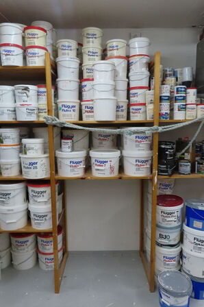 1 fag af diverse maling mv.