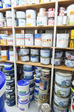 1 fa g af træbeskyttelse, maling mv.