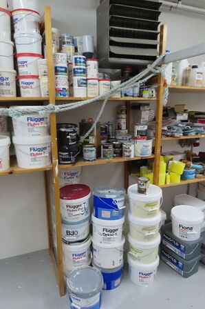 1 fag af diverse maling mv.