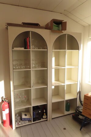 Reol med indhold af diverse glas