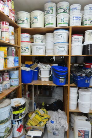 1 fag af diverse maling, kasser mv.