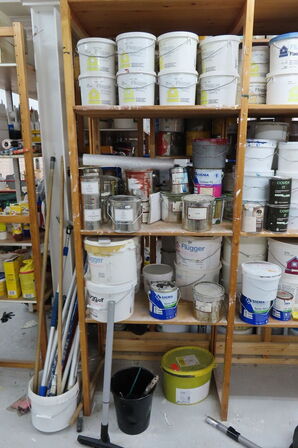 1 fag af diverse maling mv.