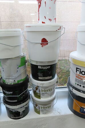 Indhold i vindue af diverse maling mv.