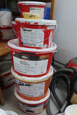 1 fag af diverse maling mv.