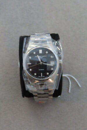 Herreur Frederique Constant med modelnummer og stålarmbånd