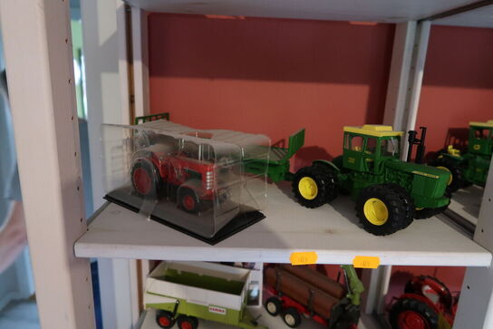 2 stk. legetøjstraktorer JOHN DEERE m.fl. Med vogn