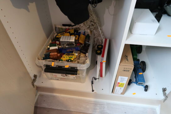 Div. Legetøjsbiler i kasse