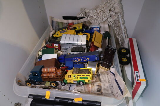 Div. Legetøjsbiler i kasse