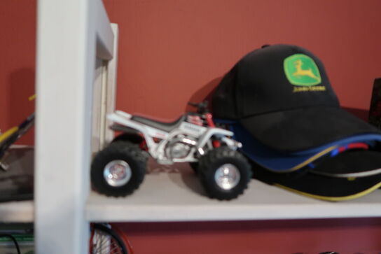 Div. Kasketter, legetøjs ATV, traktor m.m.