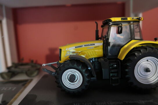 Legetøjstraktor MASSEY FERGUSON 7499